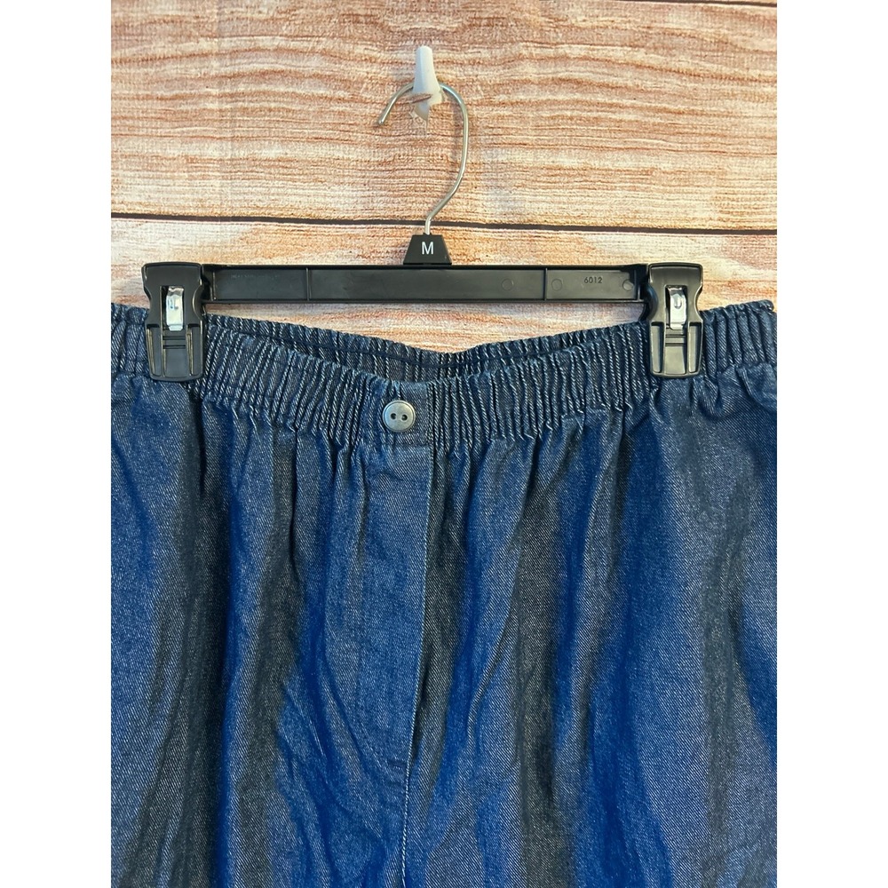 Woman with elastic waist pants‎ - Picture 2 of 4